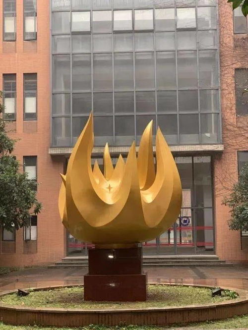 文华学院校园新增两座精美雕塑